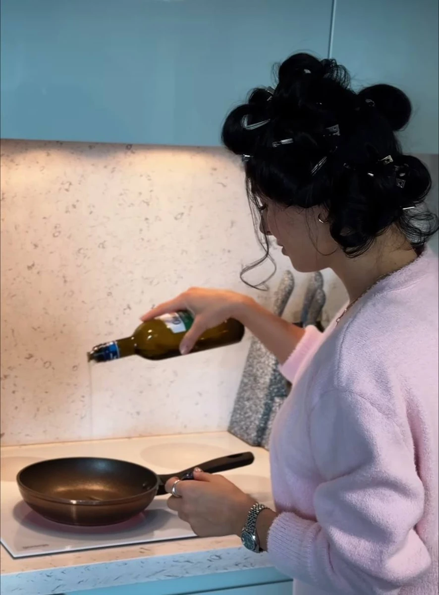 Огнєвіч смажить на оливковій олії