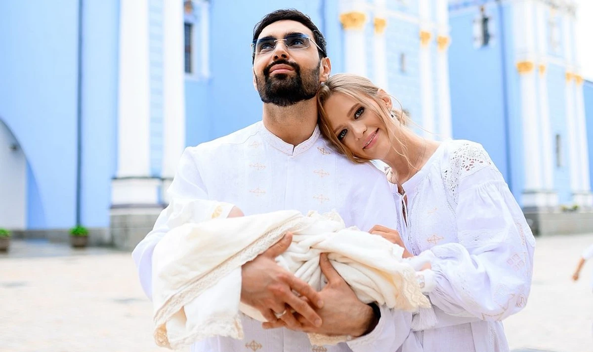 Юлія Бакуменко з Віталієм Козловським та сином на фото