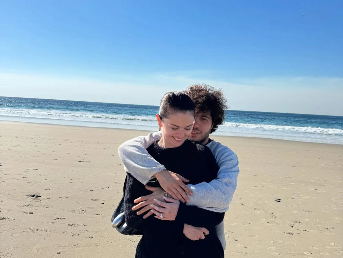 Селена Гомес зі своїм нареченим на тлі моря