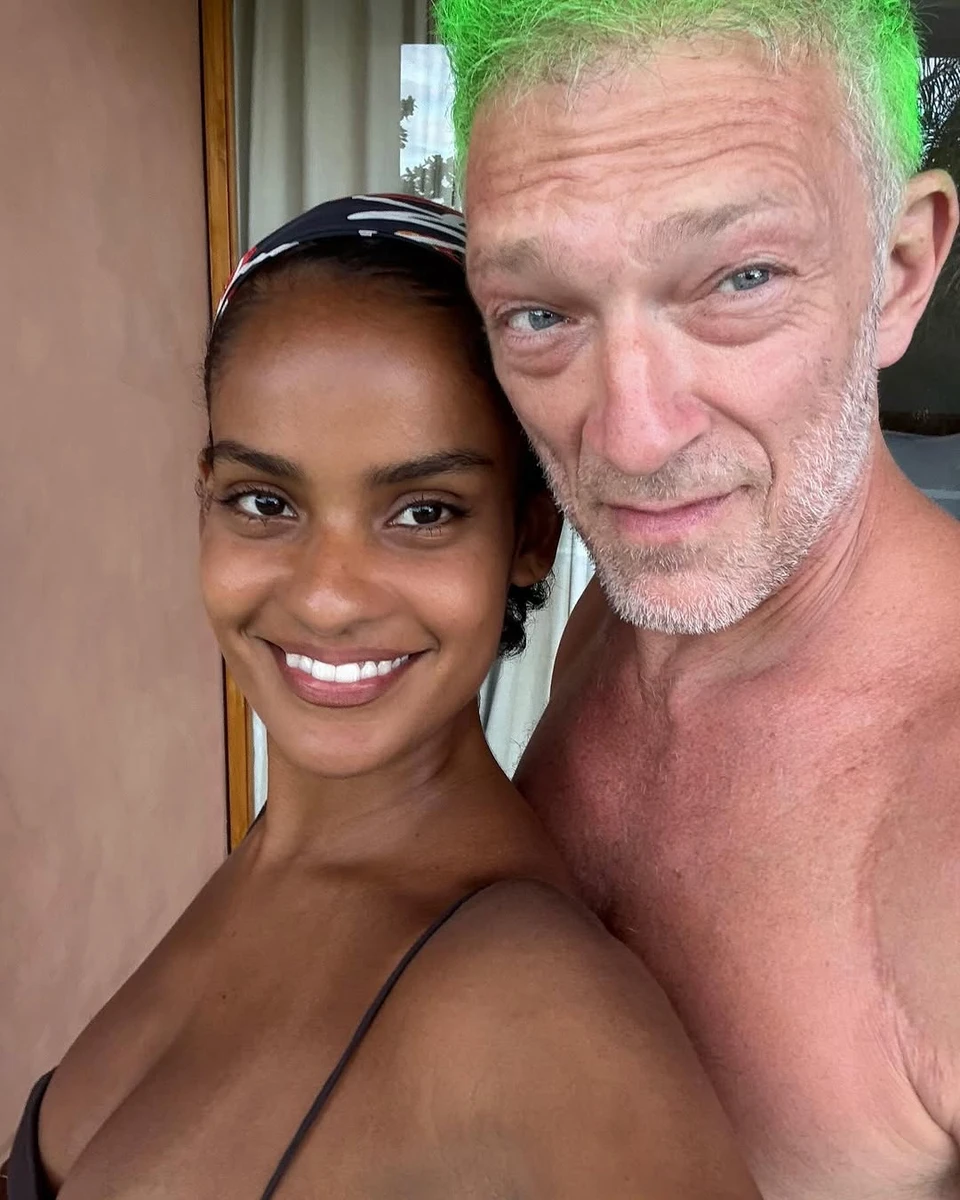 Нара Баптіста позує з коханим для селфі