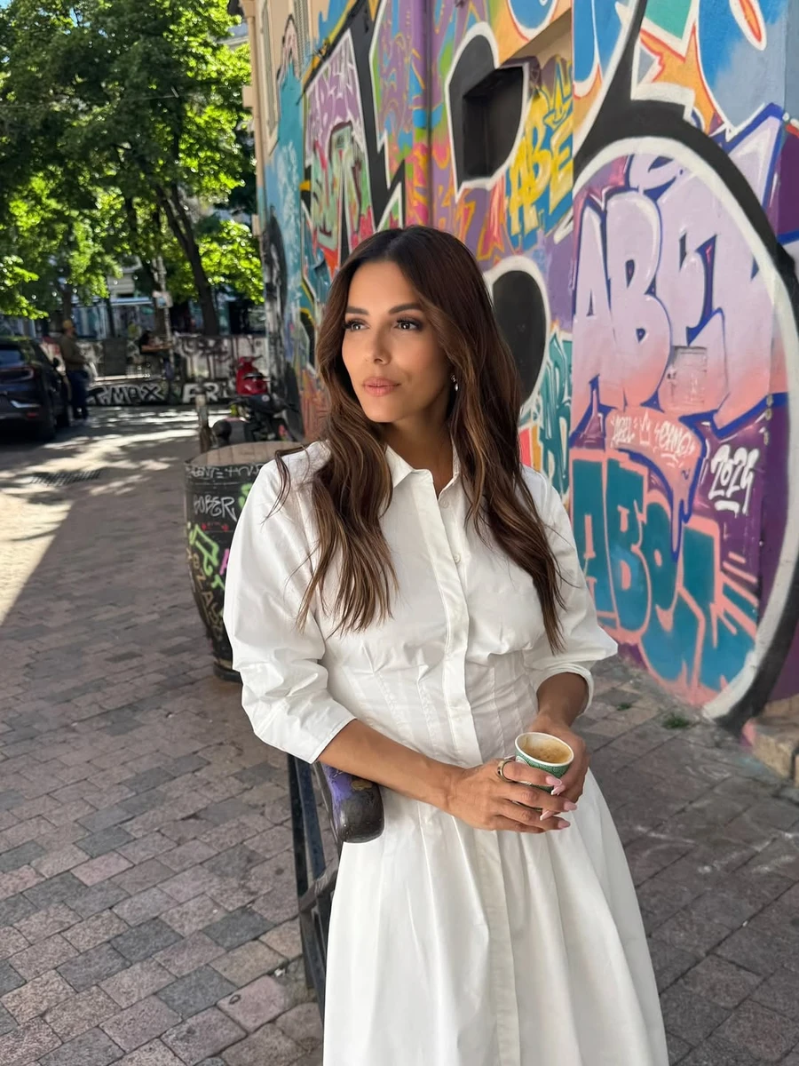 Єва Лонгорія у ніжній сукні показалася з кавою