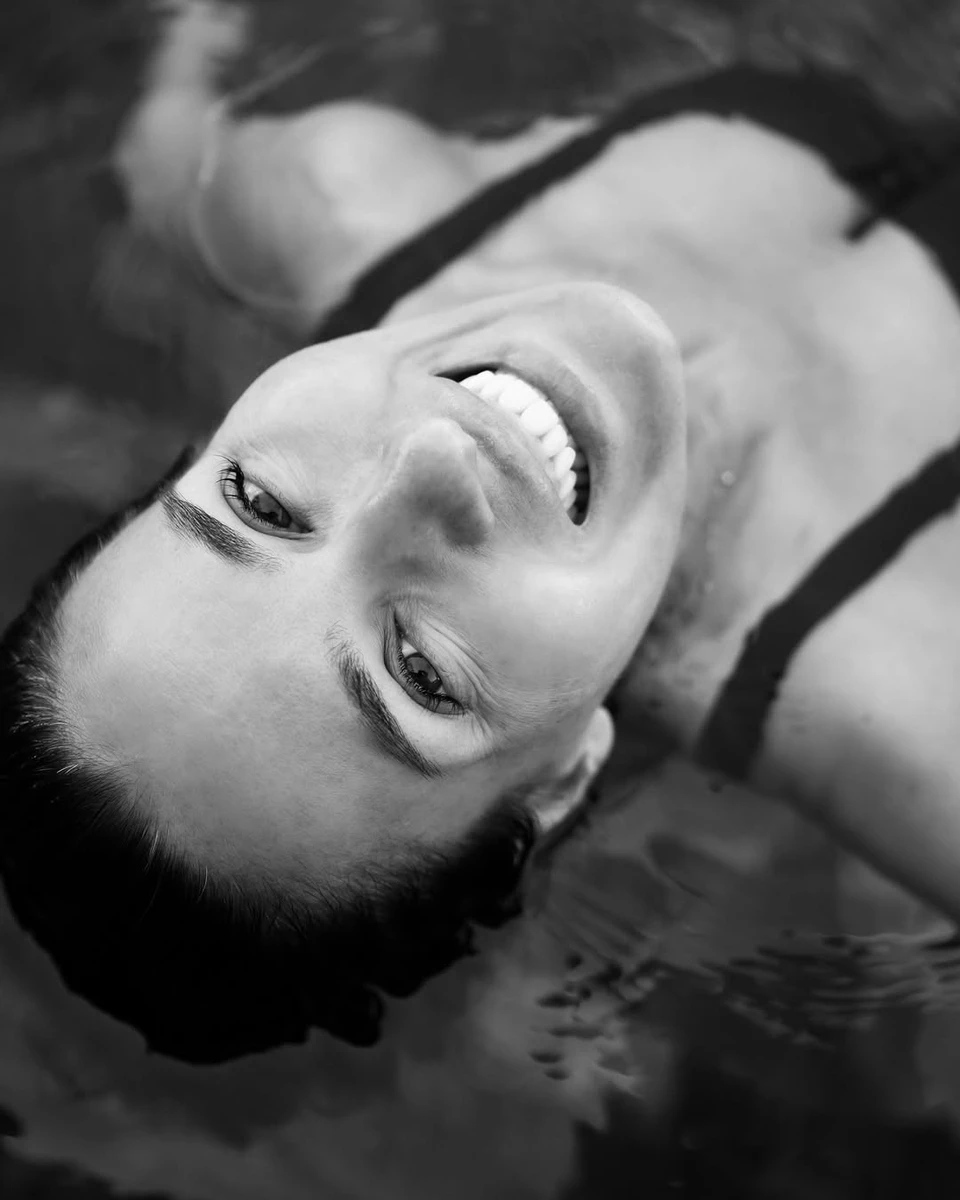 Єфросиніна в басейні посміхається в камеру