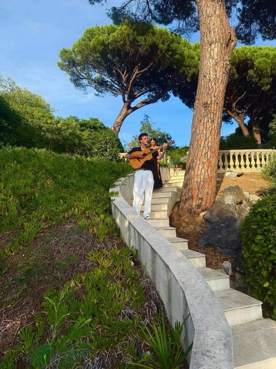 Молодший син Бекхемів з гітарою заспівав на святі тестя