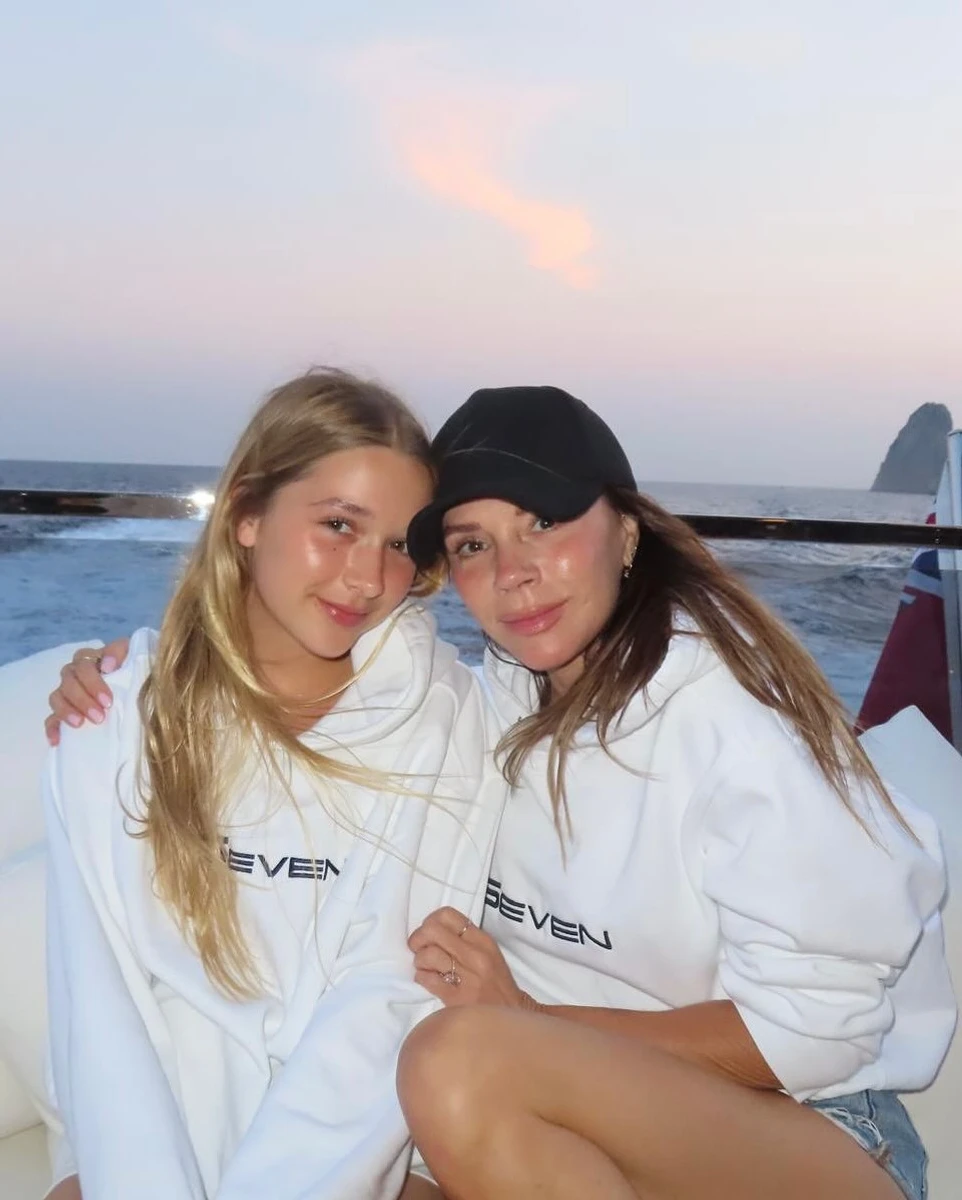 Вікторія Бекхем показалася з дочкою в парних луках на катері