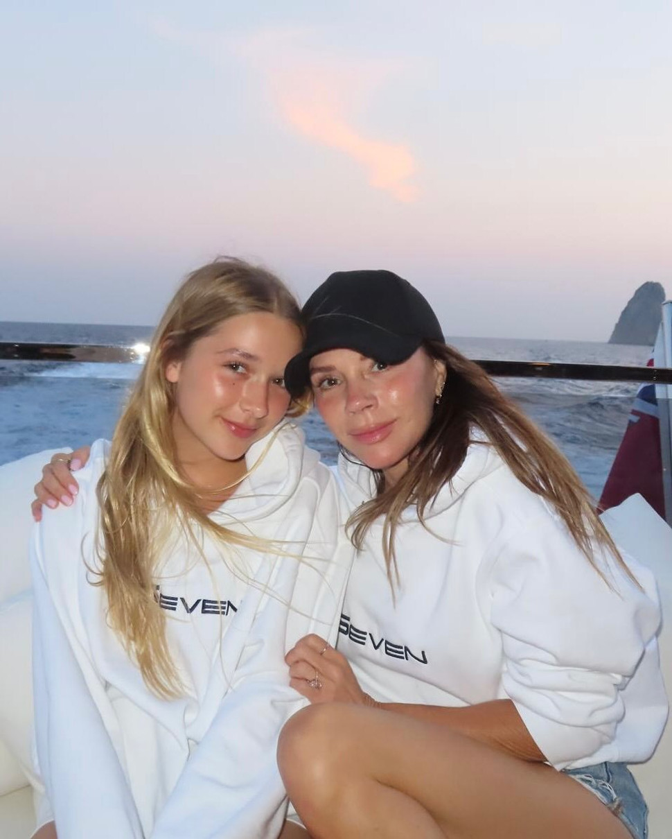 Вікторія Бекхем показалася з дочкою в парних луках на катері