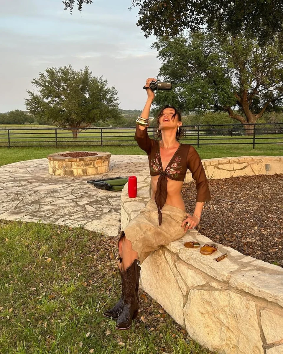 Белла Хадід позує у бохо образі