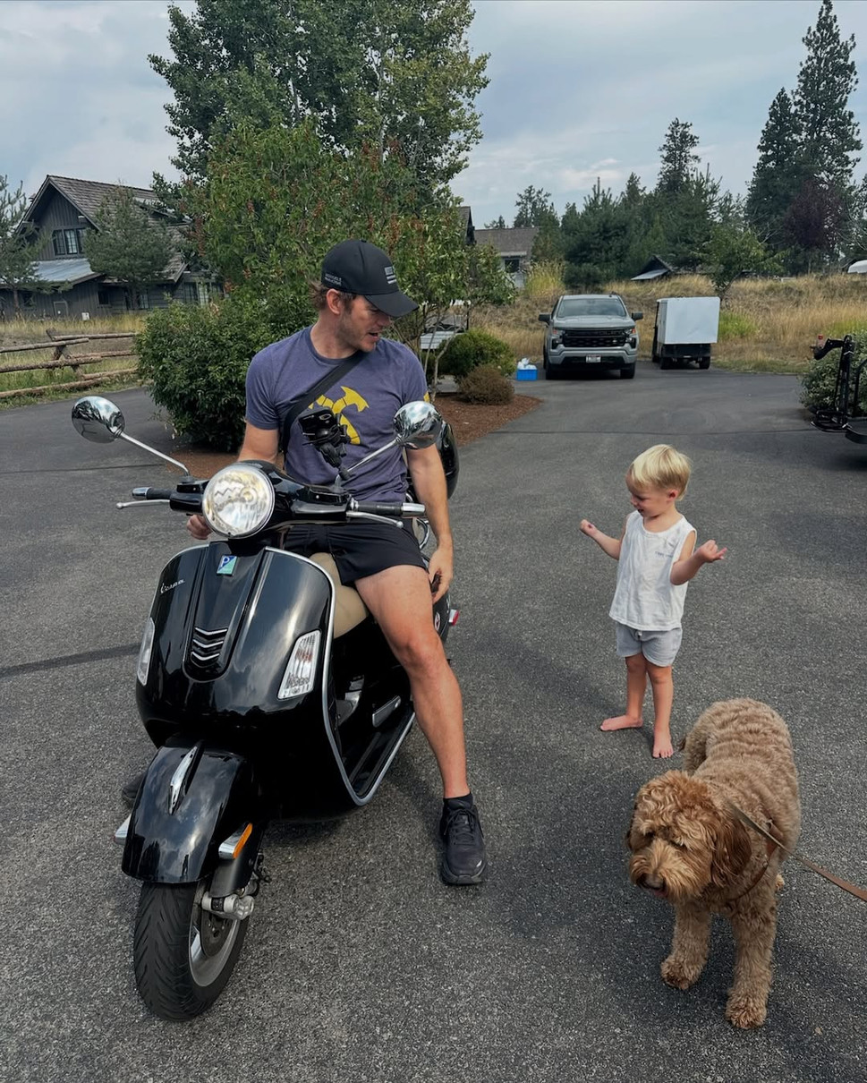 Дочка Шварценеггера зазнімкувала свого чоловіка на байку