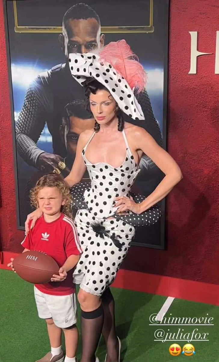 Джулія Фокс в обтислому вбранні в горошок попозувала з сином