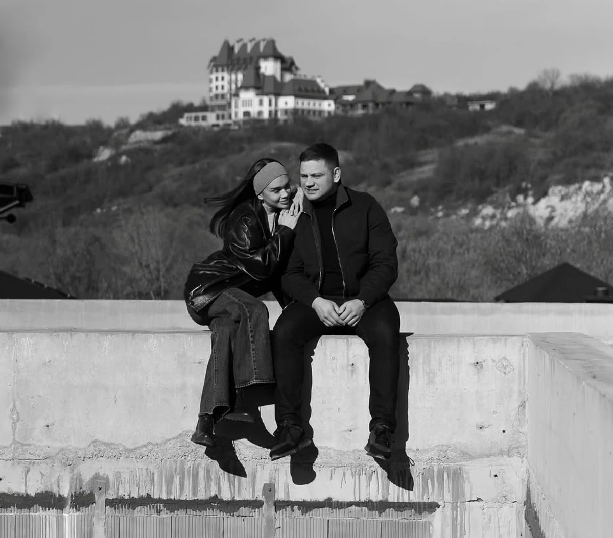 Саша Бо з чоловіком посиділи на даху свого нового будинку