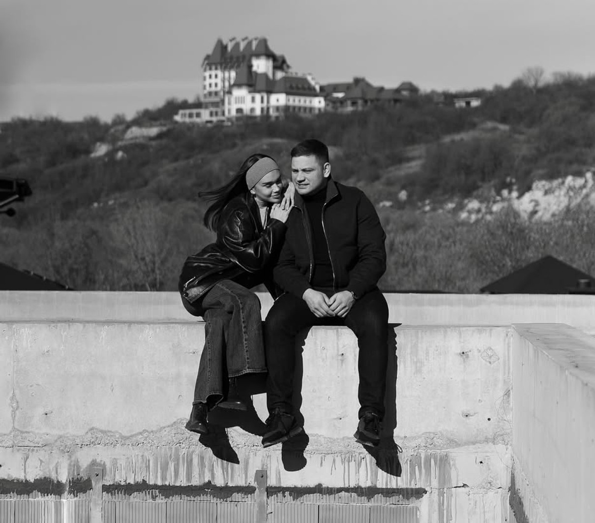 Саша Бо з чоловіком посиділи на даху свого нового будинку