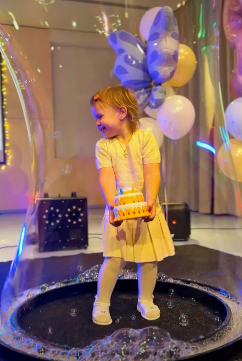 Дружина Усика побавилася з мильними бульбашками на своєму 2-річчі