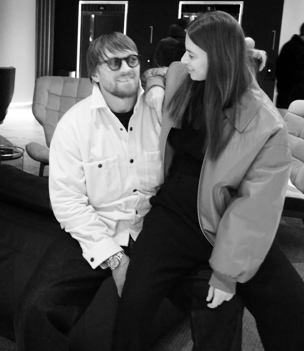 Олександр Усик помилувався дружиною на стильних фото