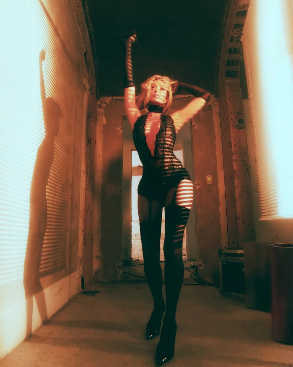 Періс похвалилася стрункою фігурою у звабливій білизні