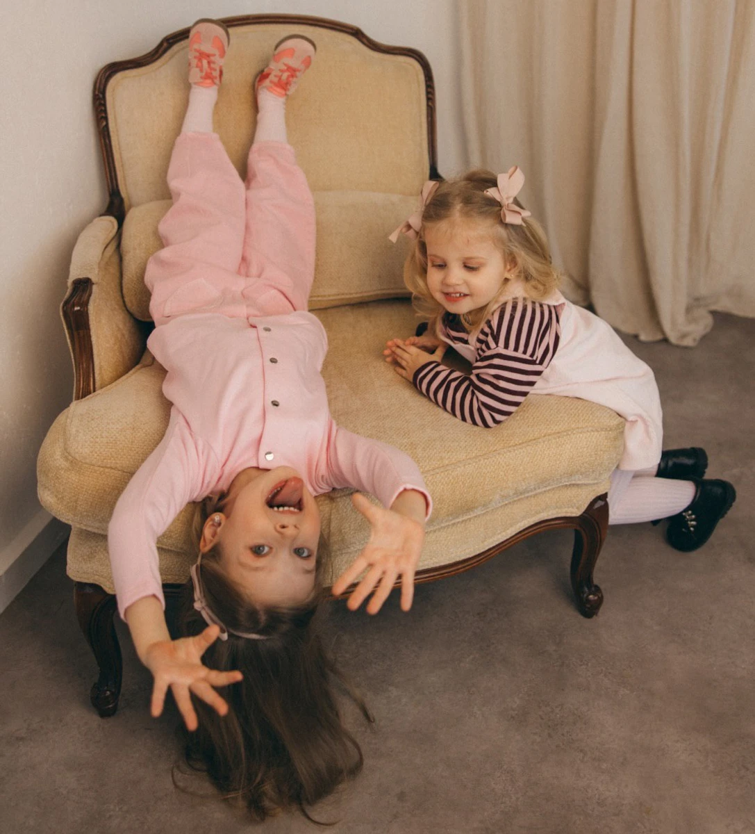 Дочки Зінченка у рожевих луках побавилися на кріслі для фото