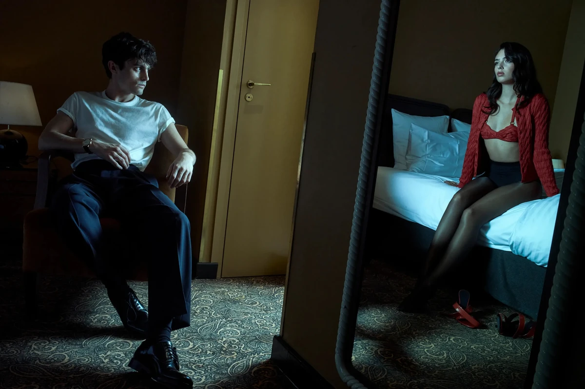 Дева Кассель у ліфі попозувала на ліжку поруч із чоловіком