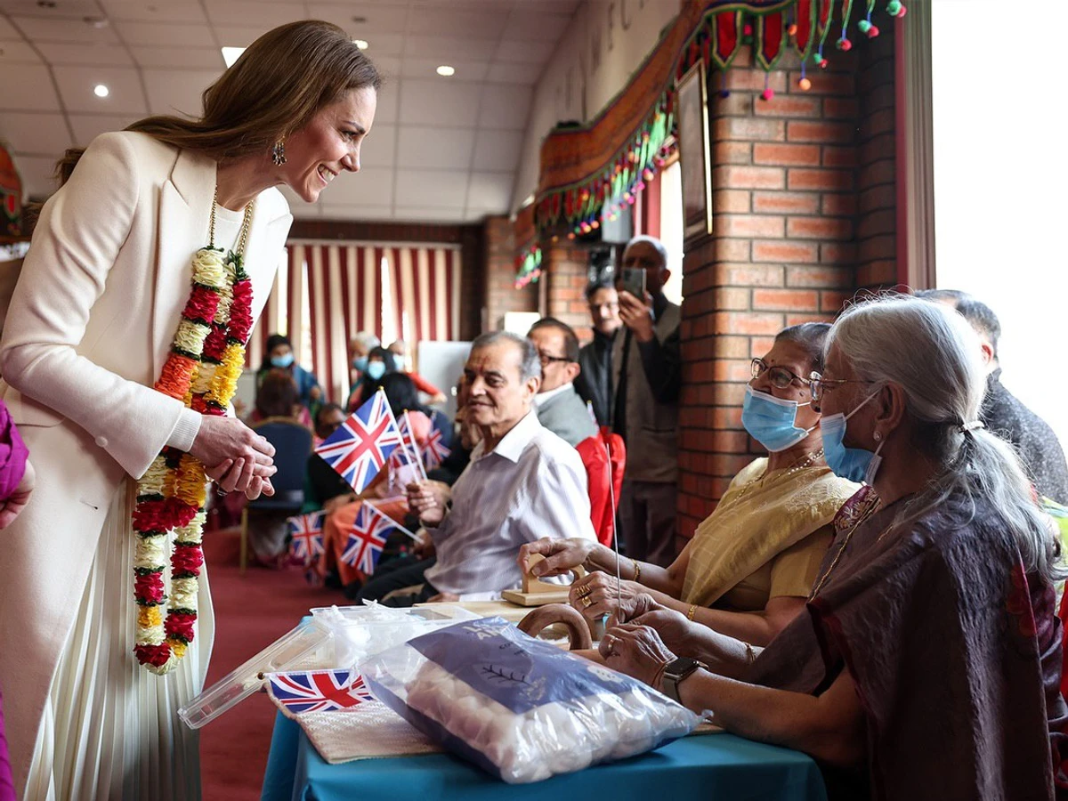 Кейт Міддлтон з квітковою гірляндою показалася на фестивалі