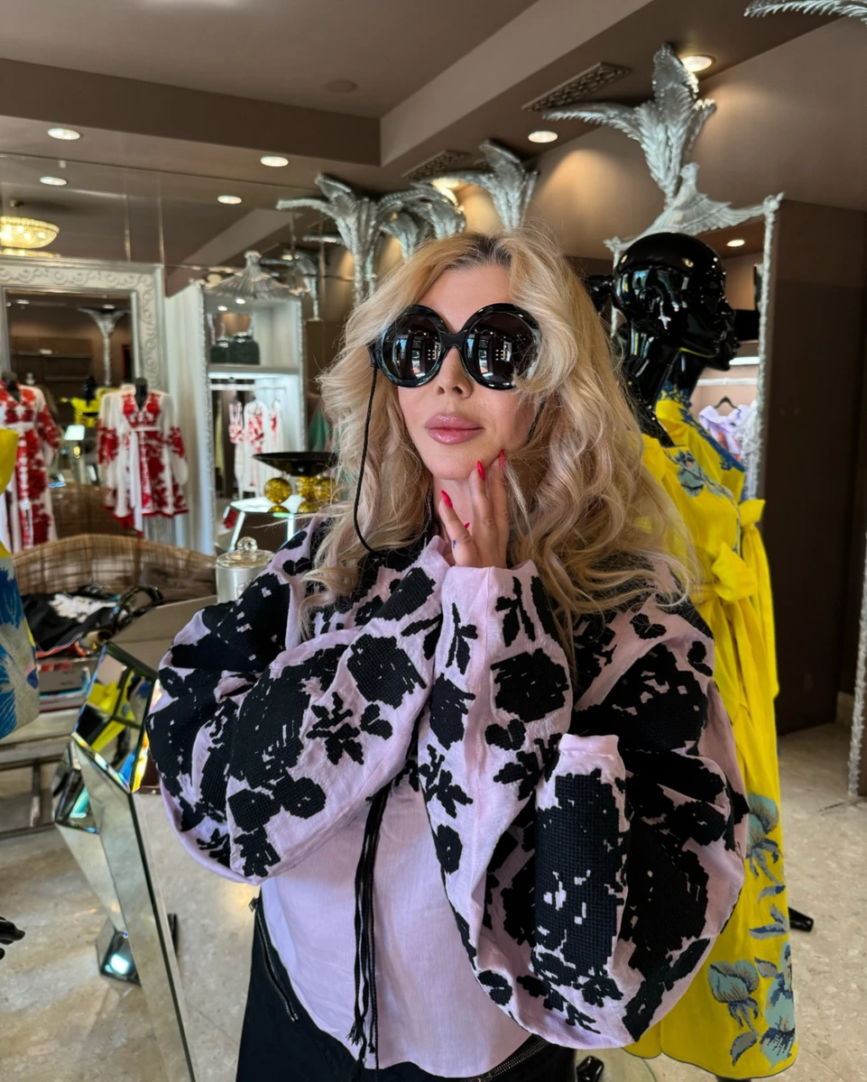 Ірина має талант виглядати епатажно навіть у вишиванці