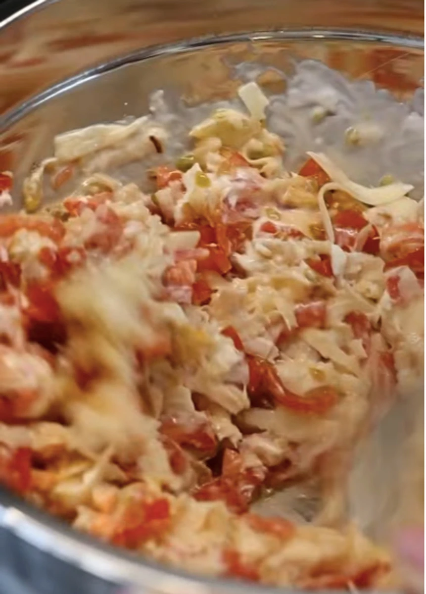 Нарізаємо чері, натираємо сир і змішуємо все зі сметаною та обсмаженою цибулею