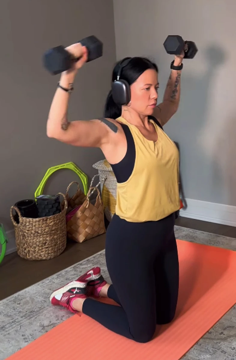 Ірина Горова виконала присідання з гантелями