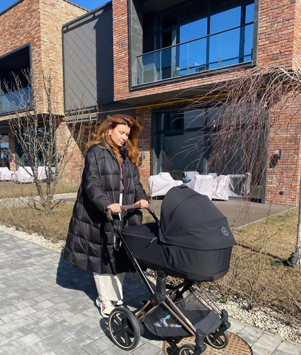 Дружина Монатіка з візочком