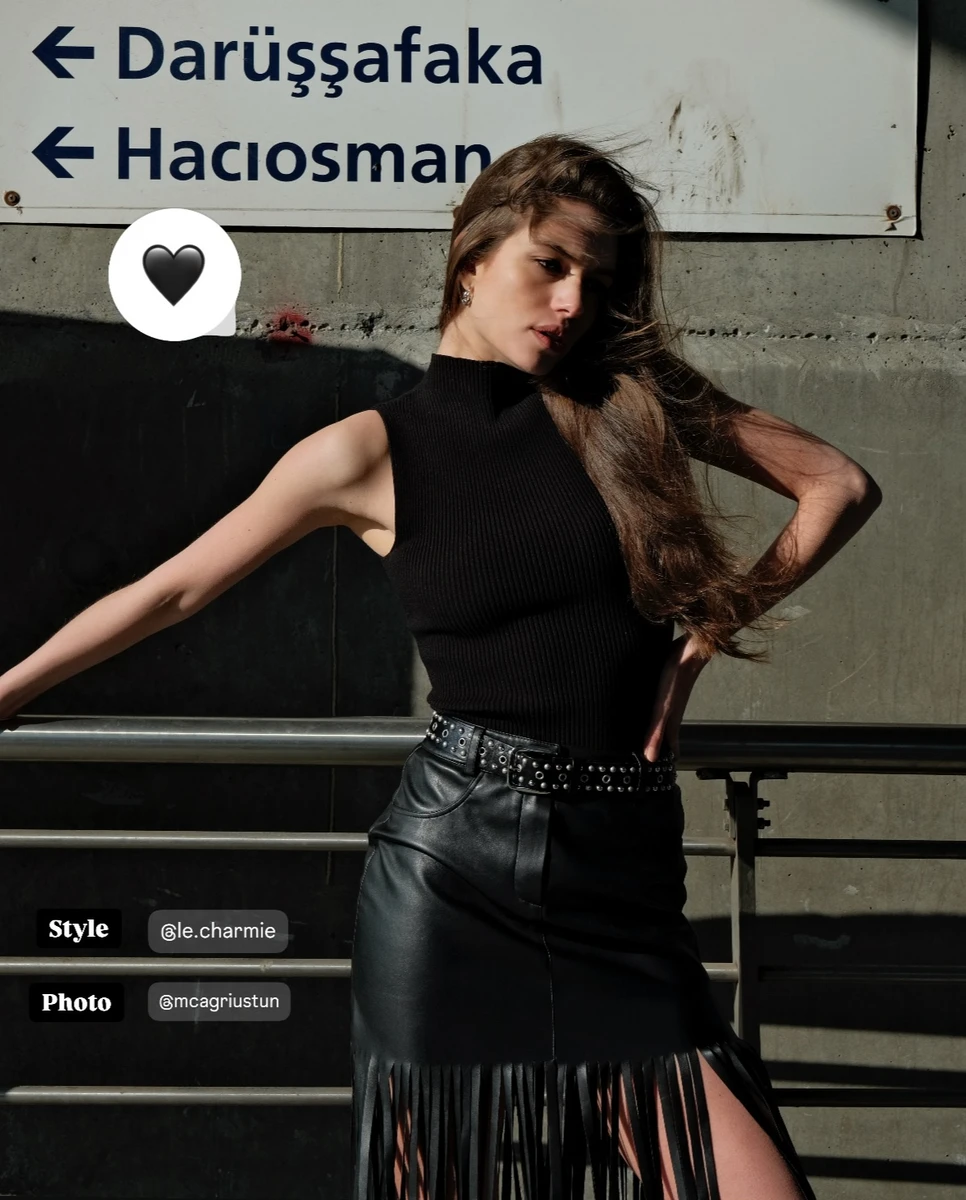 Колишня Дмитра Комарова попозувала у шкіряній сукні