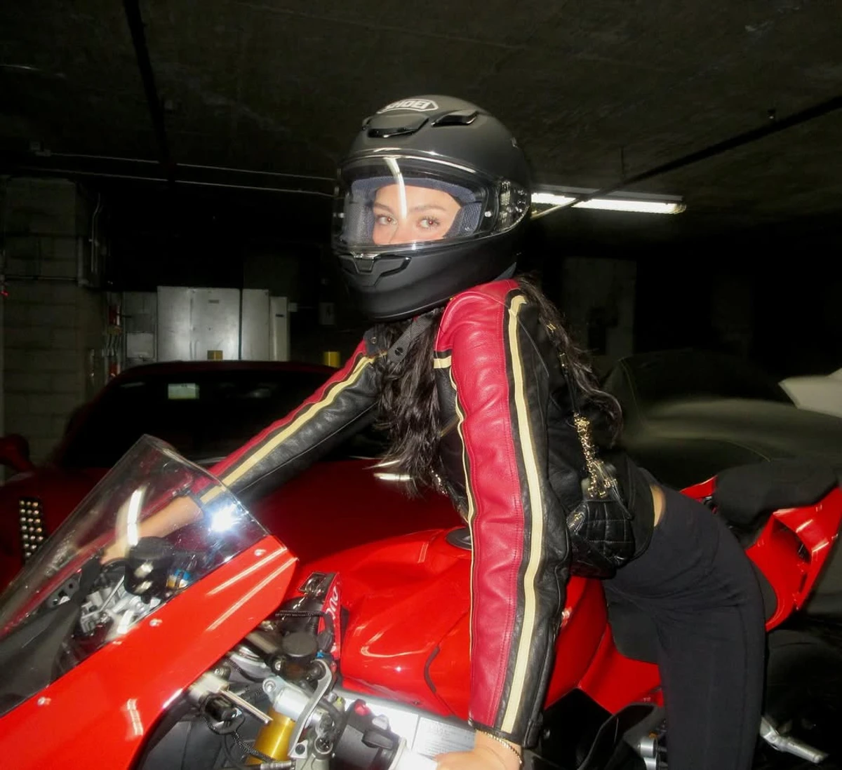 Син Бекхемів показав дружину на байку