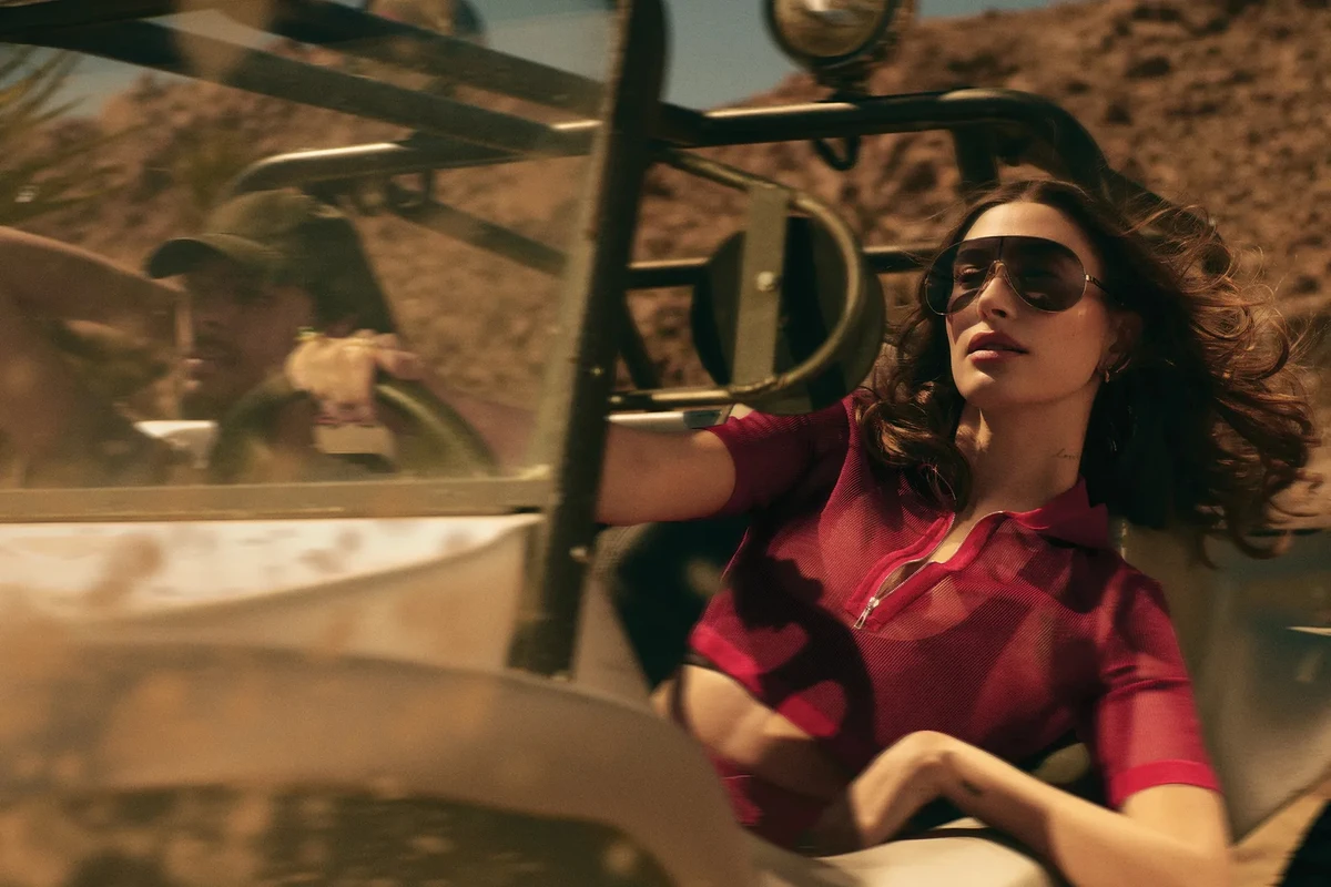 Хейлі Бібер у прозорому луці посиділа в машині