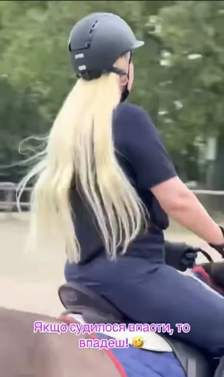 Камалія показалася верхи на коні