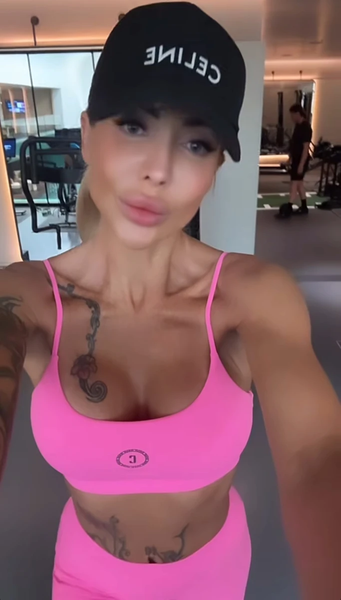 Валерія Крук у топі і лосинах показалася на тренуванні в залі