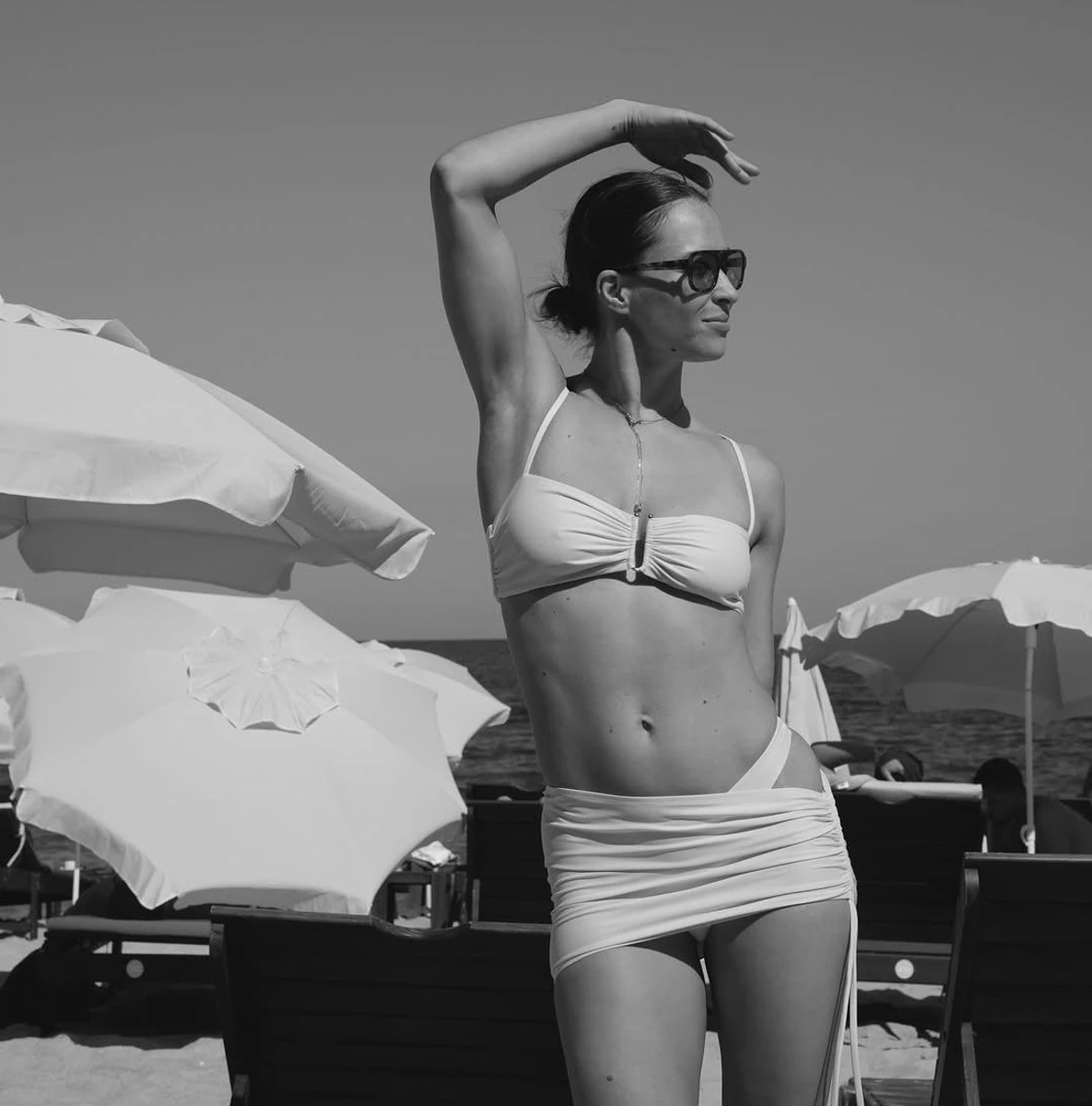 Такий купальник, як на Вікторії, коштує 3800 грн, а спідничка - 1900 