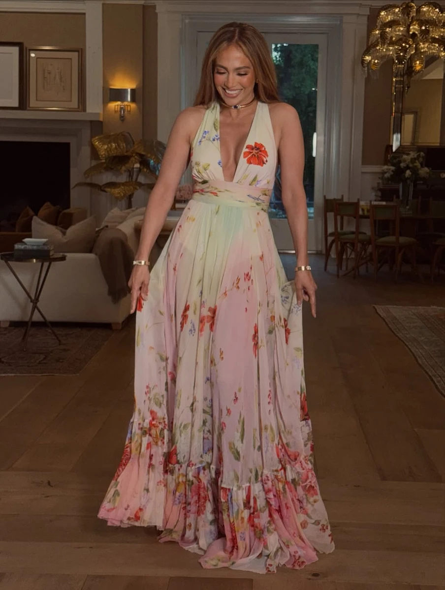 Дженніфер Лопес похвалилася тілом у шифоновій сукні з декольте