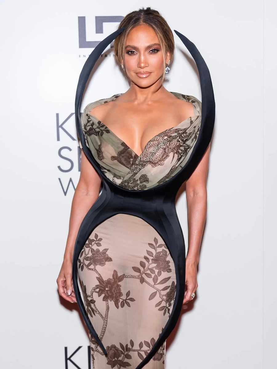 Дженніфер Лопес у декольтованій прозорій сукні попозувала на хіднику