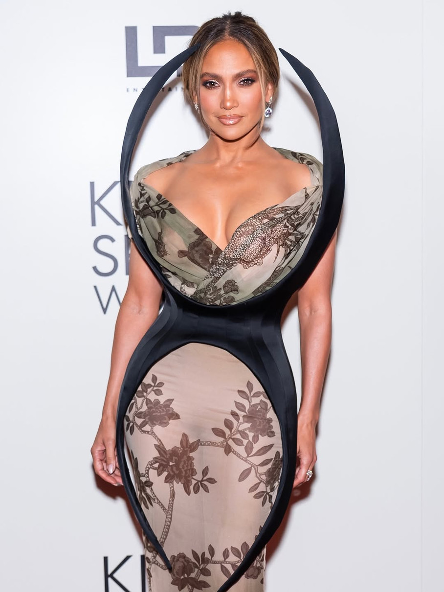 Дженніфер Лопес у декольтованій прозорій сукні попозувала на хіднику