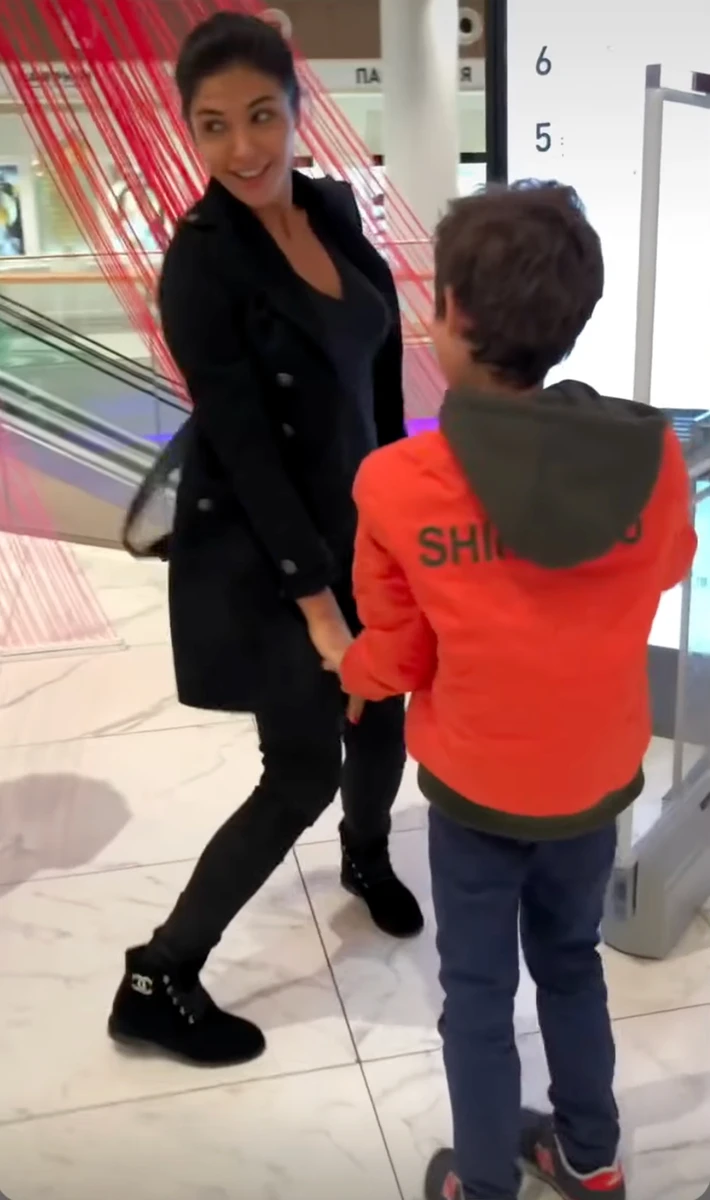 Санти Дімопулос показала танці з сином на його 17-річчя