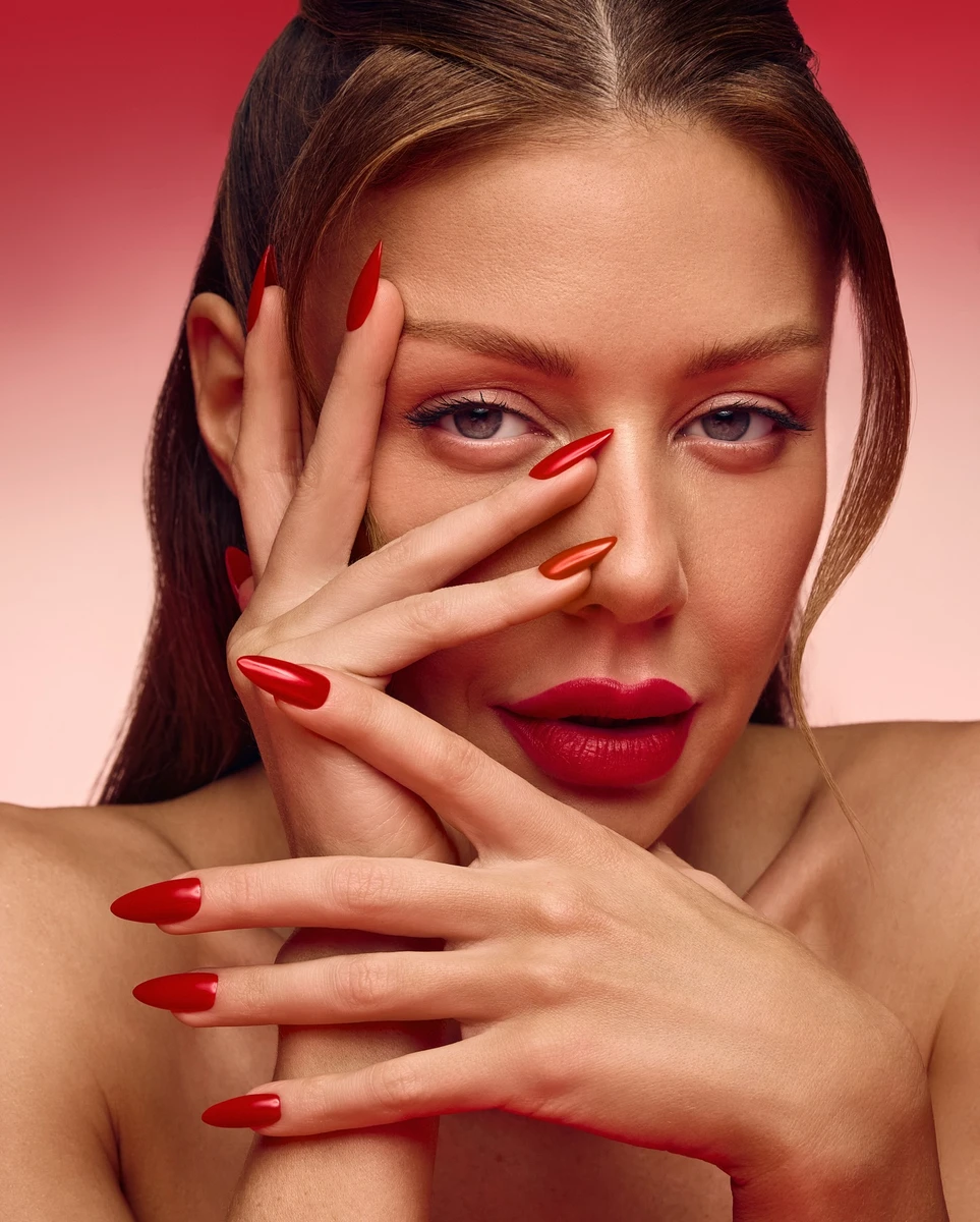 Тіна Кароль з червоним манікюром