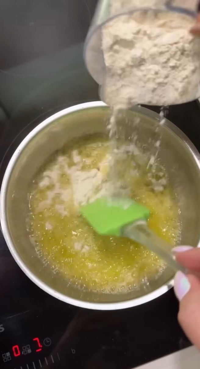 Анна Саліванчук показала, як готувати соус для лазаньї