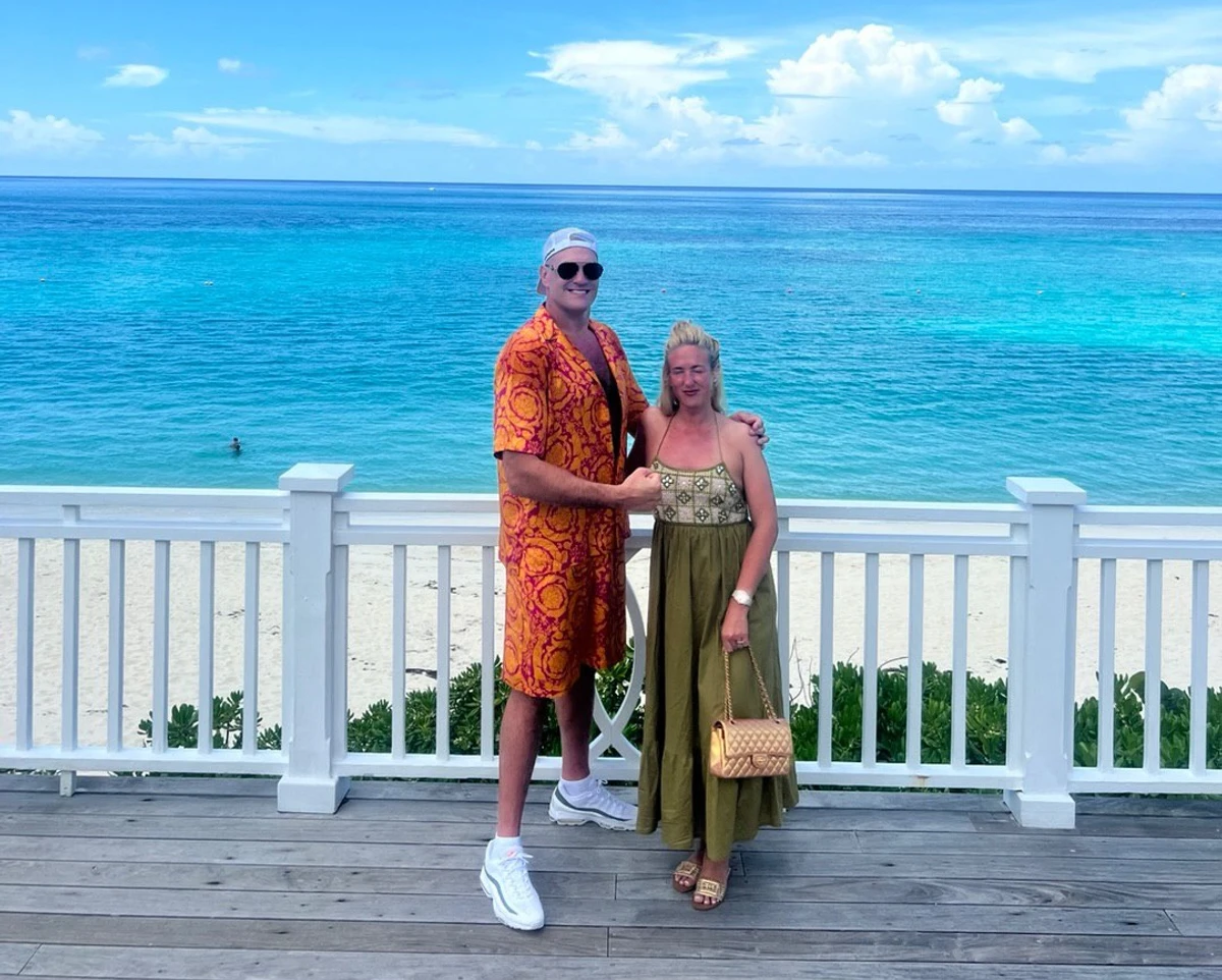 Тайсон Ф'юрі пригорнув дружину для фото коло океану