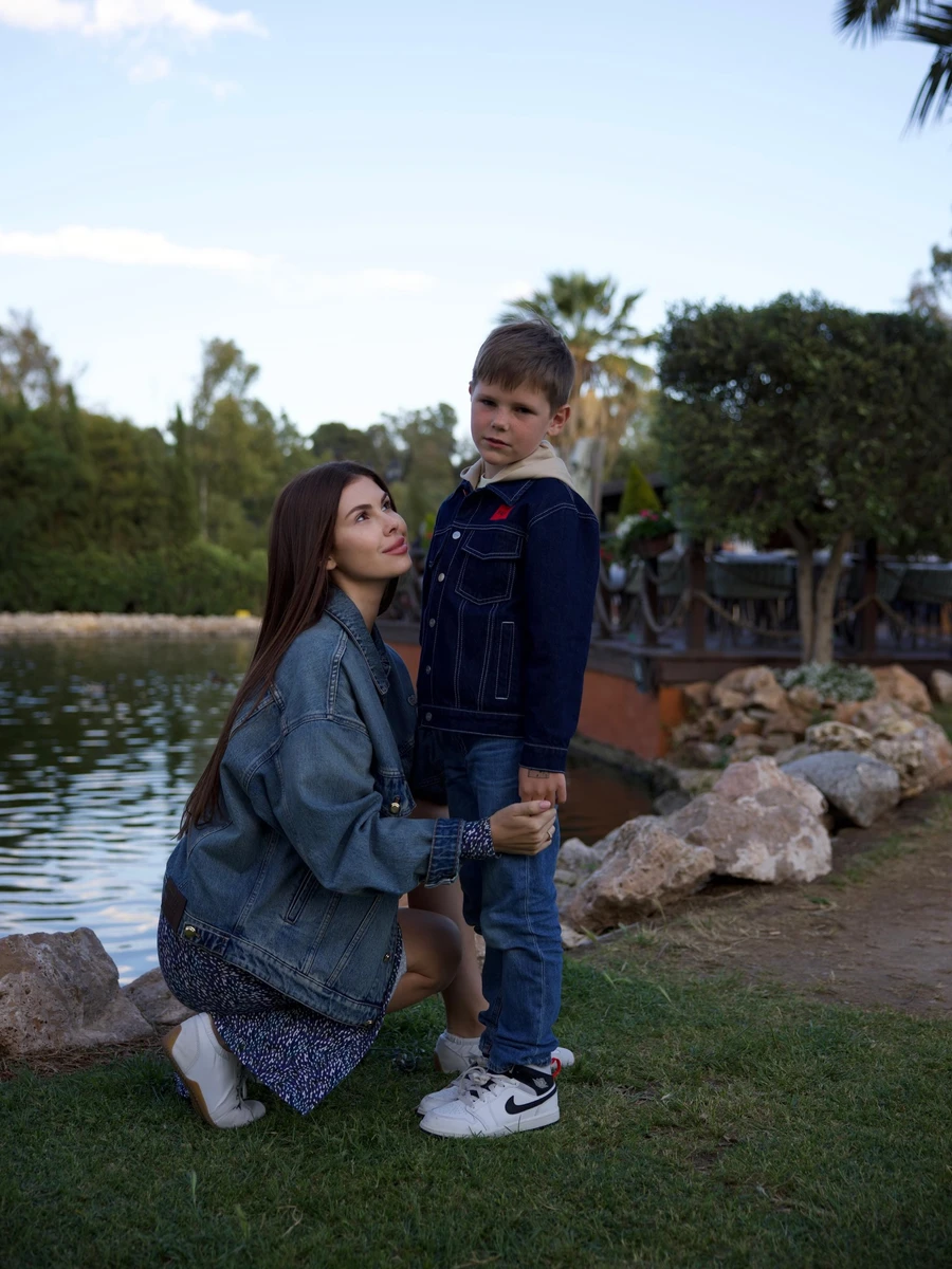 Анна з сином наробили фото в денімі 