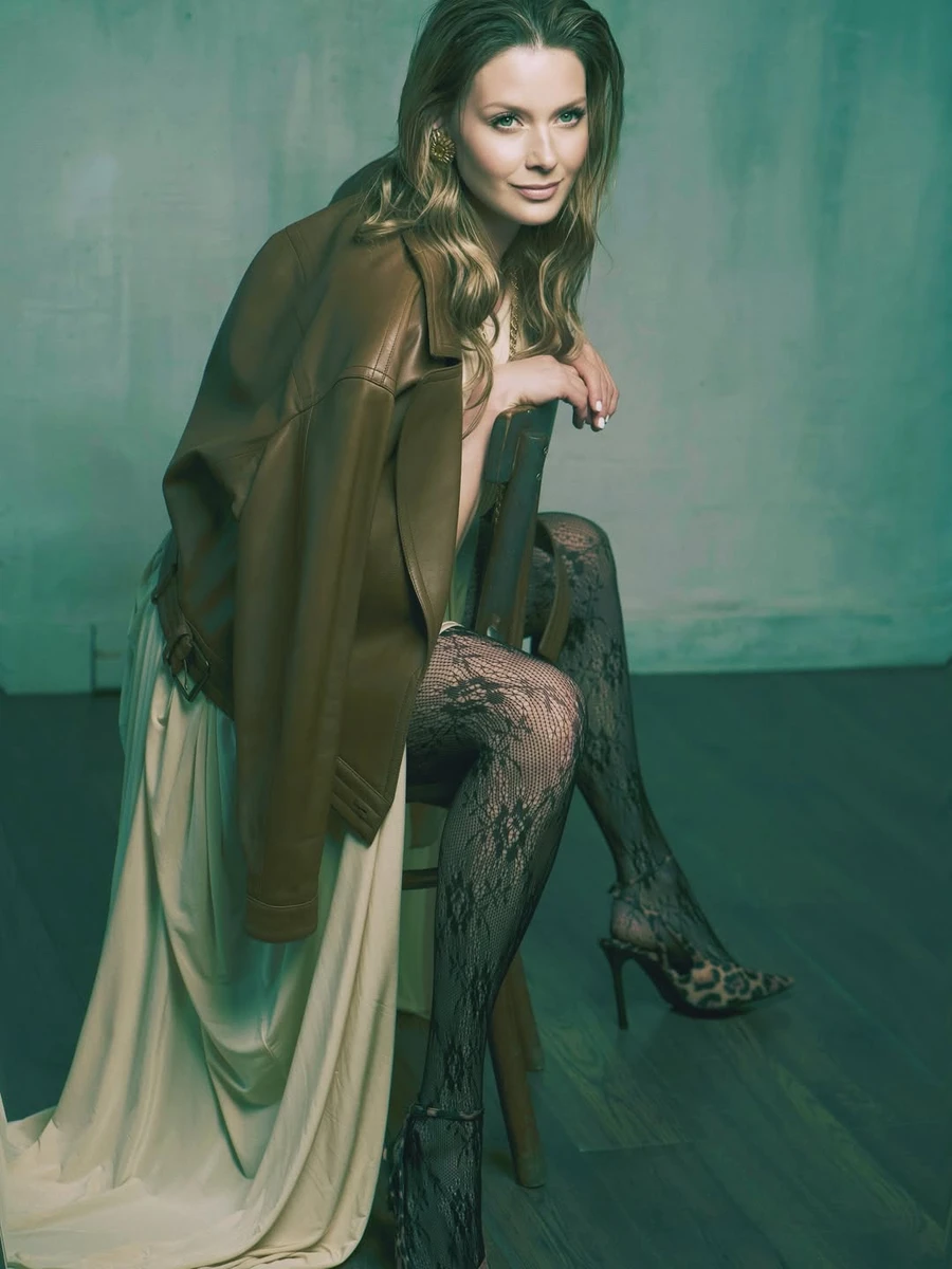 Любава Грешнова у сексі сукні посвітила ногами на стільці