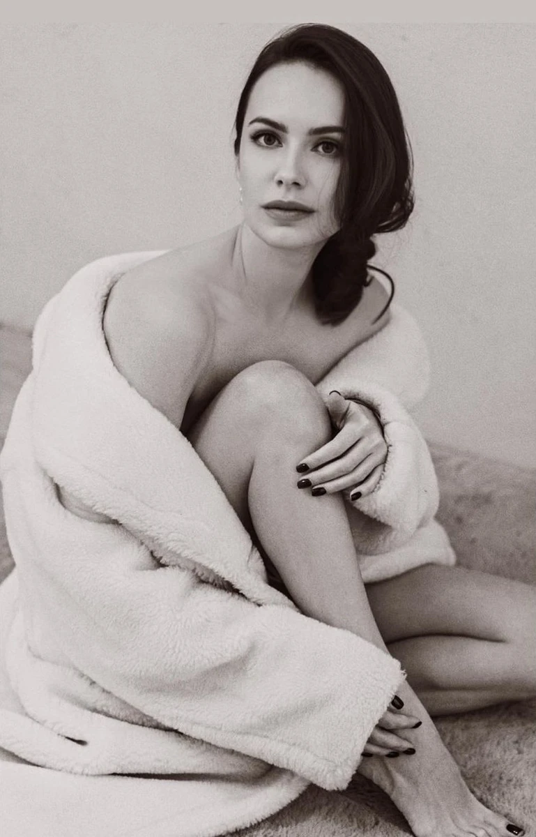 Блогерка, з дозволу лікаря, продовжує жити як звикла, і навіть не відмовляє собі в улюбленому вині