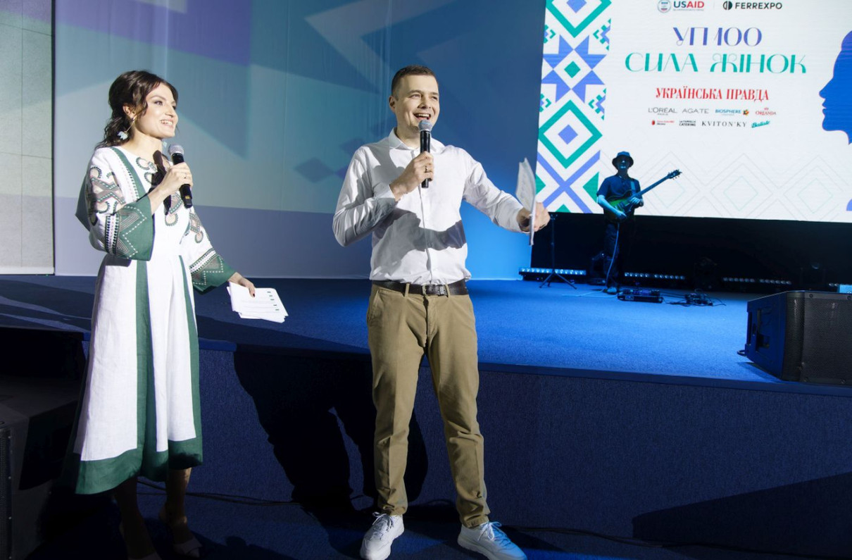Ведучі церемонії - журналістка УП Софія Середа та автор YouTube-проєкту Бомбардир Роман Бебех