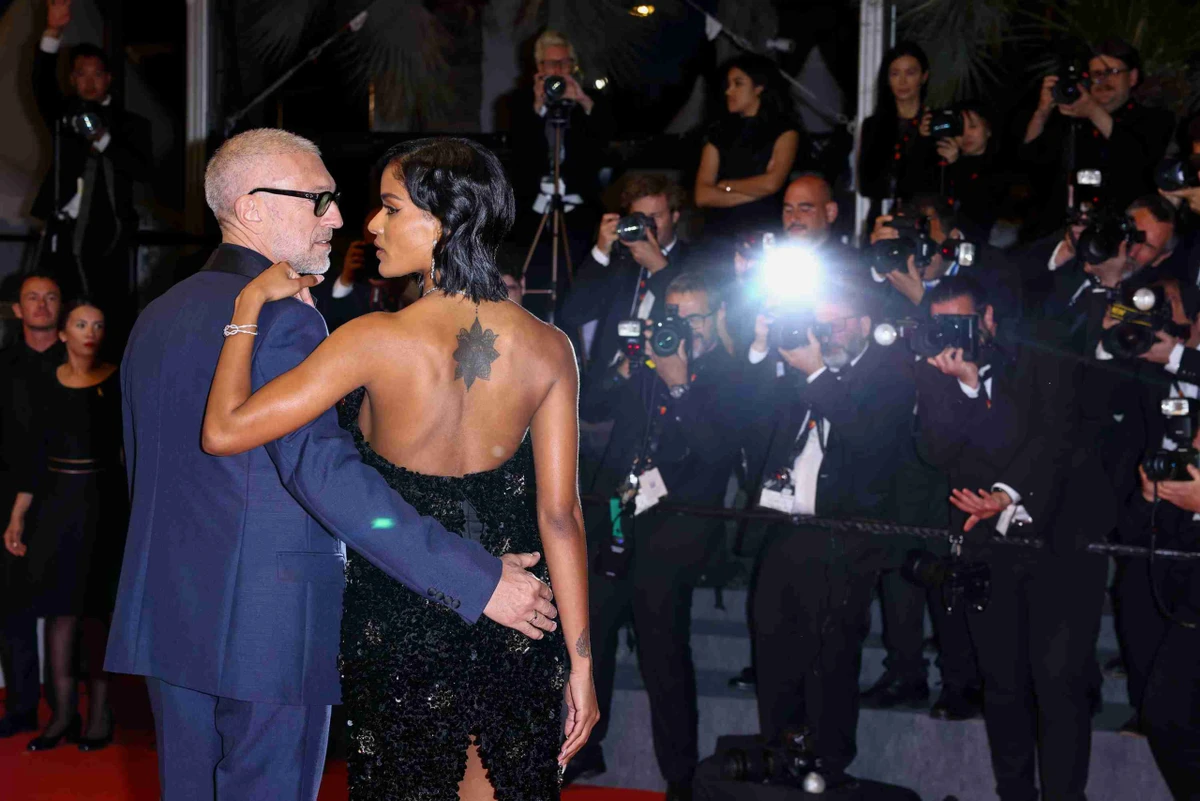 Якесь тату є в моделі видніється й на руці