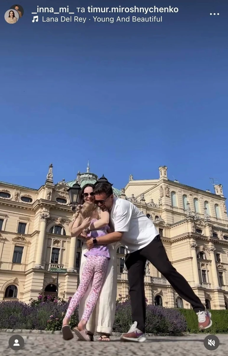 Тімур Мірошниченко з дружиною та їхня друга прийомна дитина