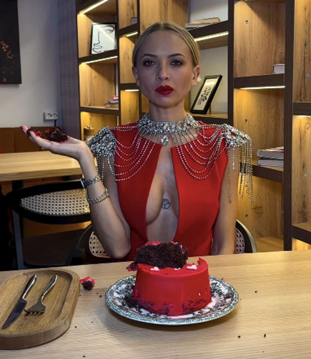 Солонару знялась у сукні з глибоким декольте