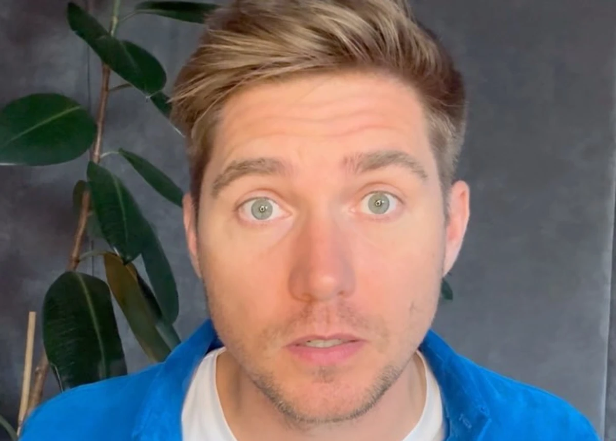 Володимир Остапчук позує для фото