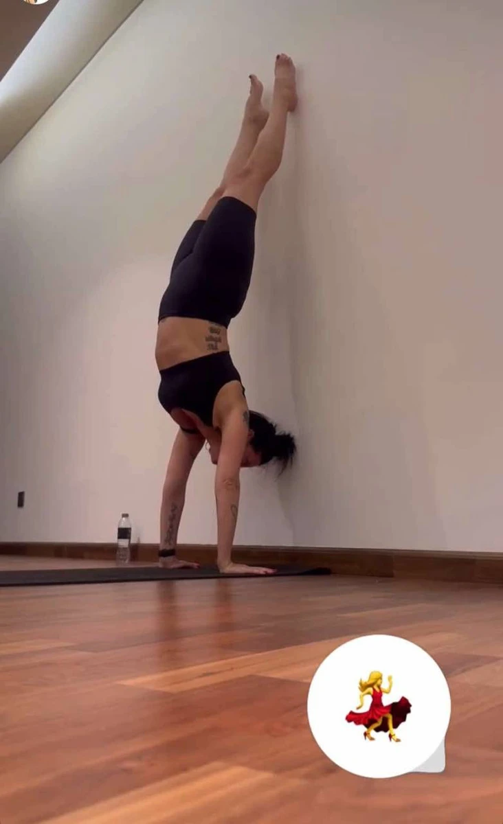 Ірина Горова показала стійку на руках