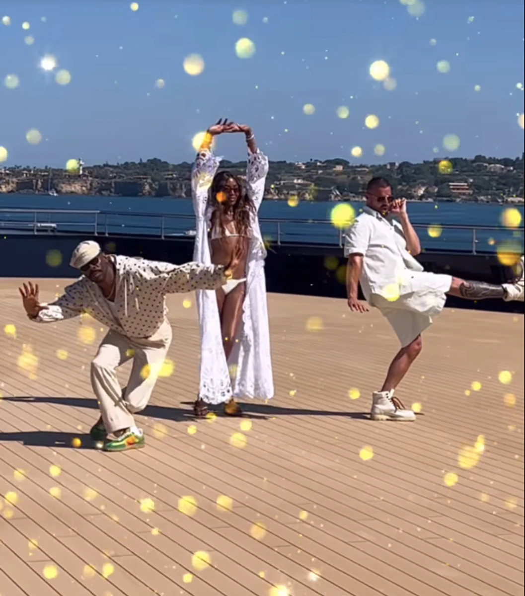 Наомі Кемпбелл у бікіні потанцювала на яхті з Рікі Мартіном