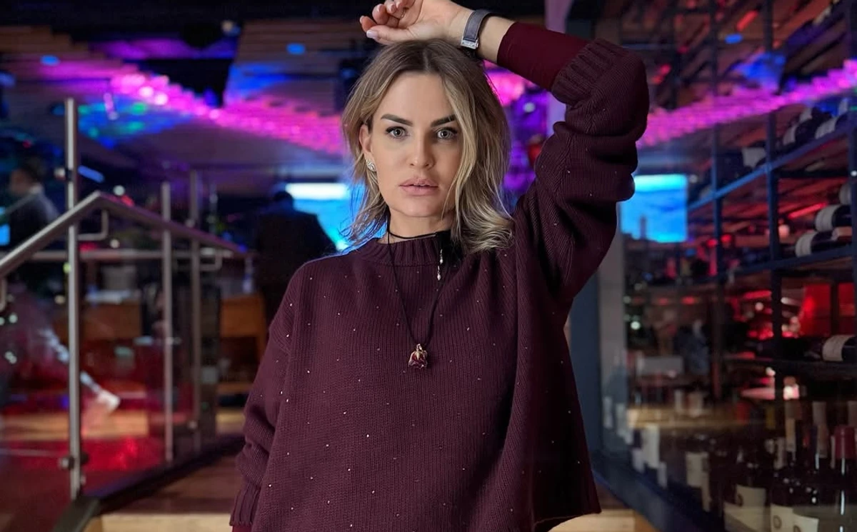 Юлія Пятова позує для фото