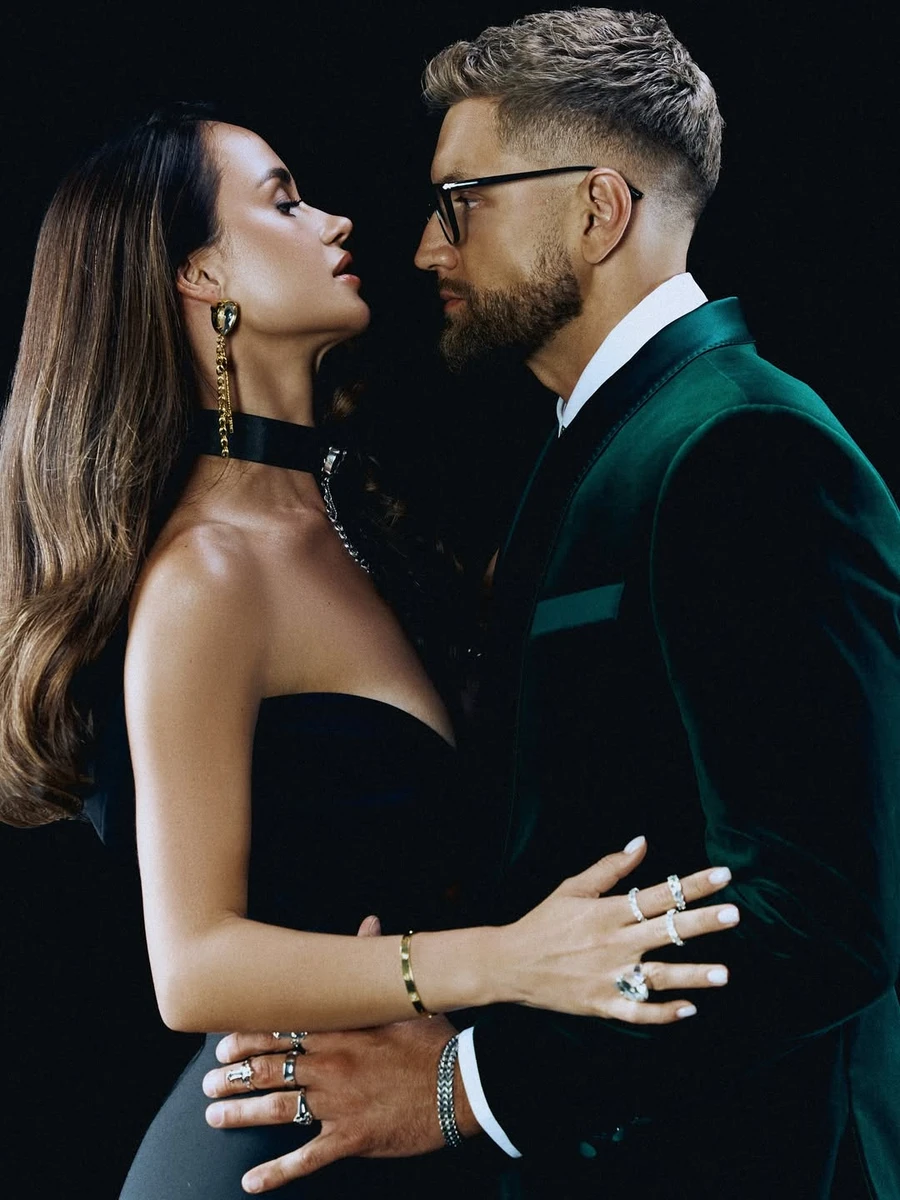 Таня Парфільєва в елегантній сукні притулилася до чоловіка на його 32-річчі