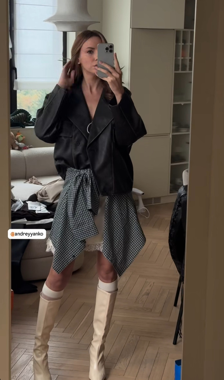 Леся Нікітюк попозувала у спідниці та шкірянці перед дзеркалом